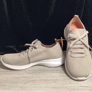 Skechers Women’s Size 7  Memory Foam Air-Cooled  Wide Width Shoes Tan